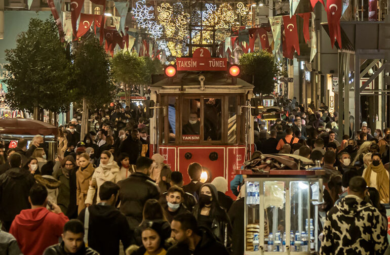 Cenk GENÇDİŞ ile Fotoğraf Yürüyüşü: İstiklal Caddesi (Gece)